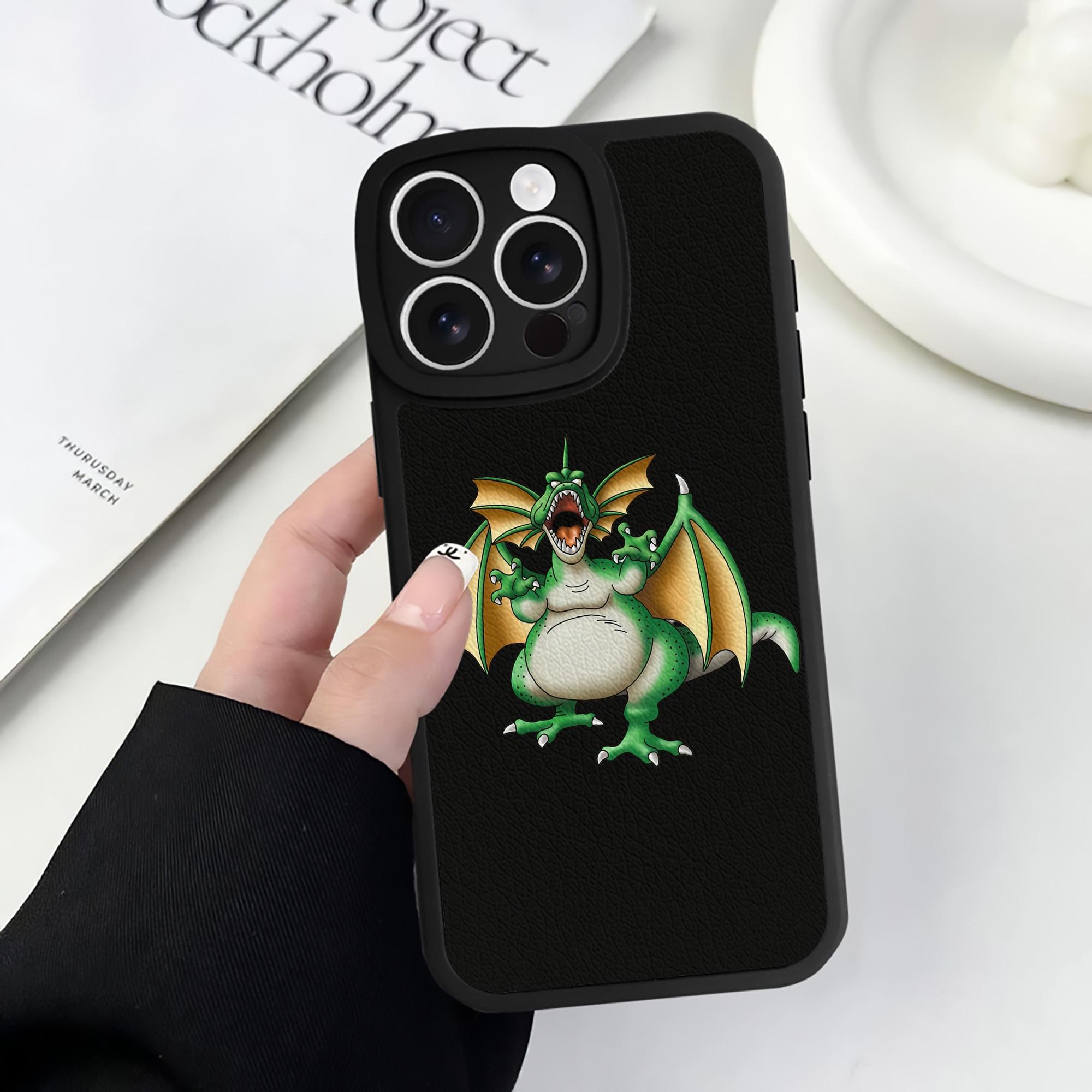 （画像用） ドラゴンクエスト Doragon Kuesuto Dragon Quest 【iPhone 16シリーズ対応】シリコンスマホケース（レザー調） 材質：シリコン